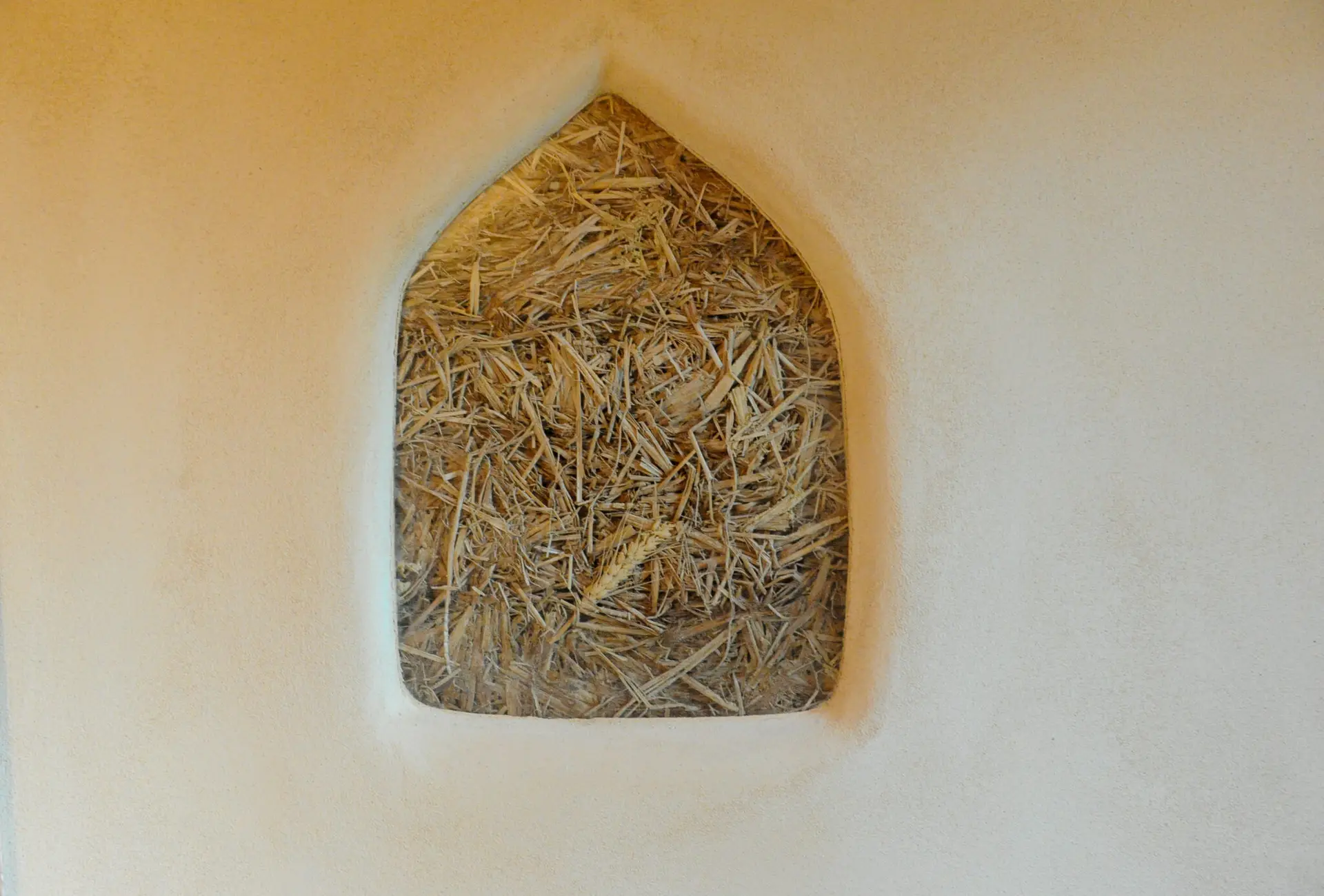 straw-wall-natural-mud-plastering